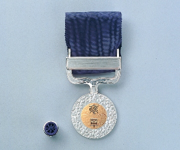 21 紺綬褒章の受賞者一覧まとめ 有名芸能人や選考基準も紹介 四国の右ナナメ上